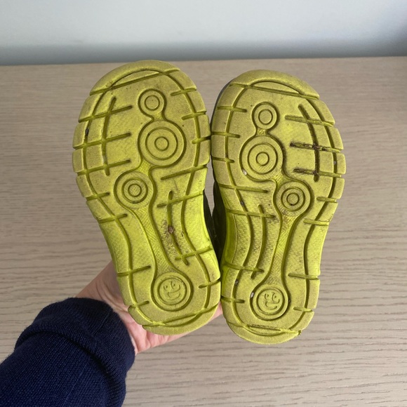 Velcro water shoes size 5 - Picture 2 of 4